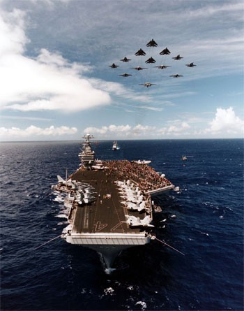 Đội bay Carrier Air Wing 9 của tàu USS John C. Stennis đang bay lượn phía trên tàu sân bay này. USS John C. Stennis khi đó đang trên đường về cảng nhà San Diego, California. Ảnh: US Navy